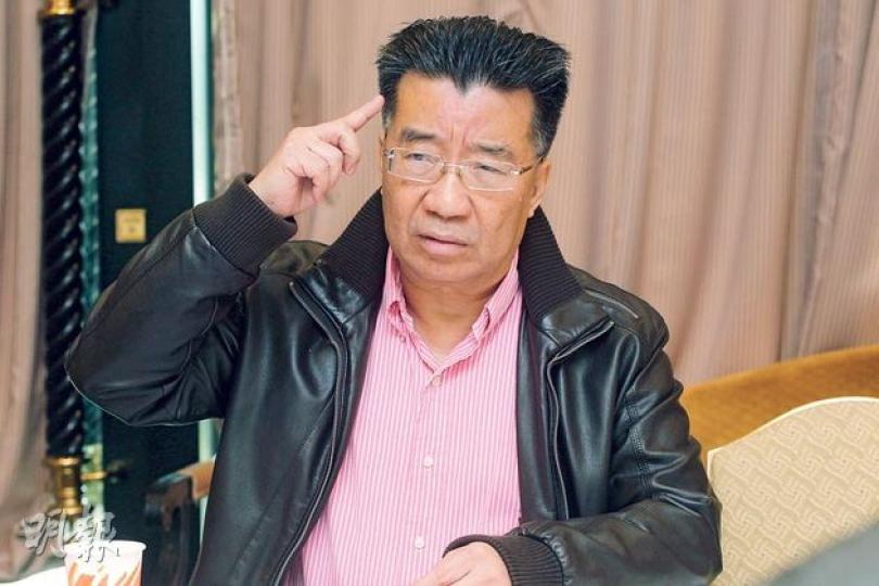 本身是全國政協委員的劉夢熊,會否因大爆特首梁振英的內幕而被剔出委員名單?劉稱不知道結果,但表示已有「心理準備」,又說對國家、對中央以及對自己愛國愛港歷史的表現有信心。他說﹕「我有無政協名銜都好,我都是中國人、香港同胞,我一樣都會為國家效勞。會否連任,我都處之泰然,一樣會愛國愛港。」(李紹昌攝) 本身是全國政協委員的劉夢熊,會否因大爆特首梁振英的內幕而被剔出委員名單?劉稱不知道結果,但表示已有「心理準備」,又說對國家、對中央以及對自己愛國愛港歷史的表現有信心。他說﹕「我有無政協名銜都好,我都是中國人、香港同胞,我一樣都會為國家效勞。會否連任,我都處之泰然,一樣會愛國愛港。」(李紹昌攝)