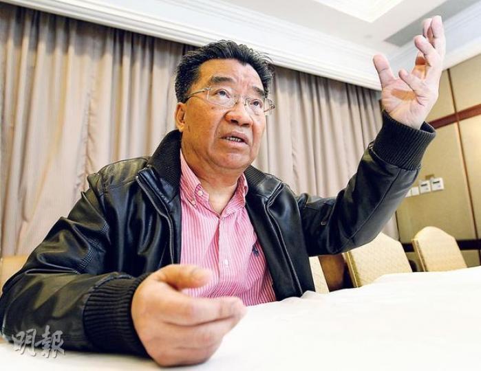 劉夢熊昨日發出「嚴正聲明」,表明願就「敵我矛盾」論,與特首梁振英一起接受測謊,若他失敗,他願在國金二期頂樓跳下,一死以謝天下。(李紹昌攝) 劉夢熊昨日發出「嚴正聲明」,表明願就「敵我矛盾」論,與特首梁振英一起接受測謊,若他失敗,他願在國金二期頂樓跳下,一死以謝天下。(李紹昌攝)
