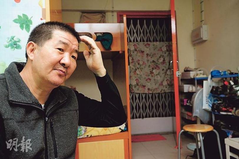 吳先生在馬頭圍道塌樓意外後,與太太獲安排搬上公屋,雖然太太還有災難後遺症,新居天花亦有剝落,但吳先生說,夫婦二人對比以10萬計劏戶居民,已是較幸運的一群。(尹錦恩攝) 吳先生在馬頭圍道塌樓意外後,與太太獲安排搬上公屋,雖然太太還有災難後遺症,新居天花亦有剝落,但吳先生說,夫婦二人對比以10萬計劏戶居民,已是較幸運的一群。(尹錦恩攝)