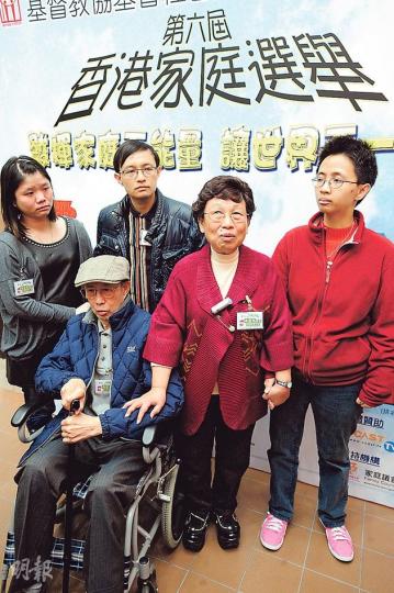 患上乳癌、淋巴腺癌的任太(右二)在患上自閉症的女兒(右一)、患腦癌的丈夫(坐輪椅者),以及兒子(左二)、媳婦(左一)一家人的互相支持下,學懂勇於面對所有難關,昨在香港家庭選舉中奪得自強組大獎。(尹錦恩攝) 患上乳癌、淋巴腺癌的任太(右二)在患上自閉症的女兒(右一)、患腦癌的丈夫(坐輪椅者),以及兒子(左二)、媳婦(左一)一家人的互相支持下,學懂勇於面對所有難關,昨在香港家庭選舉中奪得自強組大獎。(尹錦恩攝)