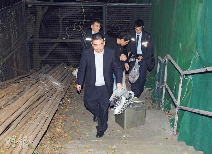 大坑道豪宅環翠園抬夾萬爆竊案中,賊人在地盤撬毁鋼製夾萬後,取約值45萬元珠寶金飾逃去。幸匪徒丟下女戶主最重視的一條名貴珍珠頸鏈未有帶走,男戶主(前)趕至拿回失而復得的珍珠頸鏈,終博得妻子破涕為笑。(蔡方山攝)被爆竊的大坑道豪宅,其實已設有帶倒棘的鐵絲網(圖),但爆竊匪疑早有準備,從山坡潛入屋苑再撬窗入屋,偷走夾萬及首飾。(蔡方山攝) 大坑道豪宅環翠園抬夾萬爆竊案中,賊人在地盤撬毁鋼製夾萬後,取約值45萬元珠寶金飾逃去。幸匪徒丟下女戶主最重視的一條名貴珍珠頸鏈未有帶走,男戶主(前)趕至拿回失而復得的珍珠頸鏈,終博得妻子破涕為笑。(蔡方山攝)被爆竊的大坑道豪宅,其實已設有帶倒棘的鐵絲網(圖),但爆竊匪疑早有準備,從山坡潛入屋苑再撬窗入屋,偷走夾萬及首飾。(蔡方山攝)