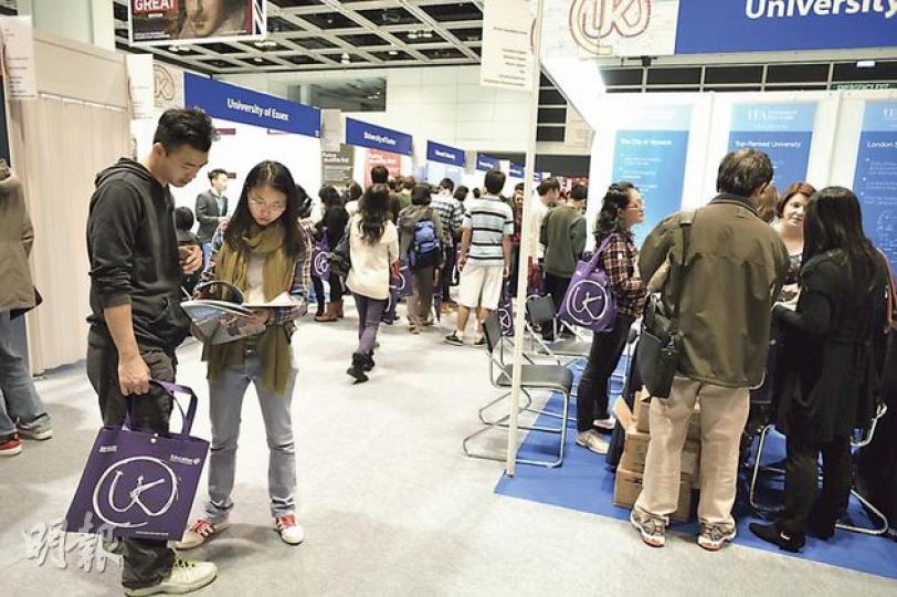 英國文化協會昨起一連兩日於灣仔會展舉行英國教育展,吸引不少家長到場為子女查詢前往英國升學的資料。(葉家豪攝) 英國文化協會昨起一連兩日於灣仔會展舉行英國教育展,吸引不少家長到場為子女查詢前往英國升學的資料。(葉家豪攝)