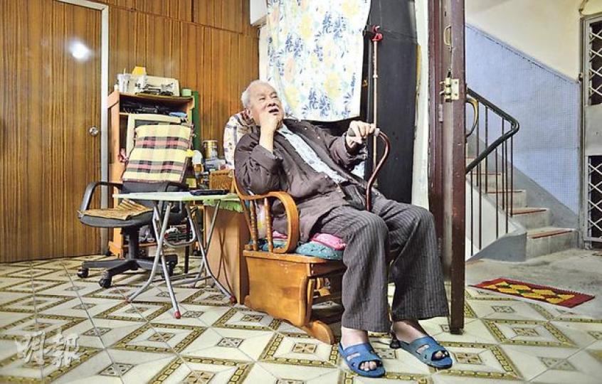 88歲的退休公務員陳伯居於由公務員建屋合作社所建的樓宇。由於大廈沒有升降機,令不良於行的他無法獨力外出,需由工人陪同方能外出。(余俊亮攝) 88歲的退休公務員陳伯居於由公務員建屋合作社所建的樓宇。由於大廈沒有升降機,令不良於行的他無法獨力外出,需由工人陪同方能外出。(余俊亮攝)