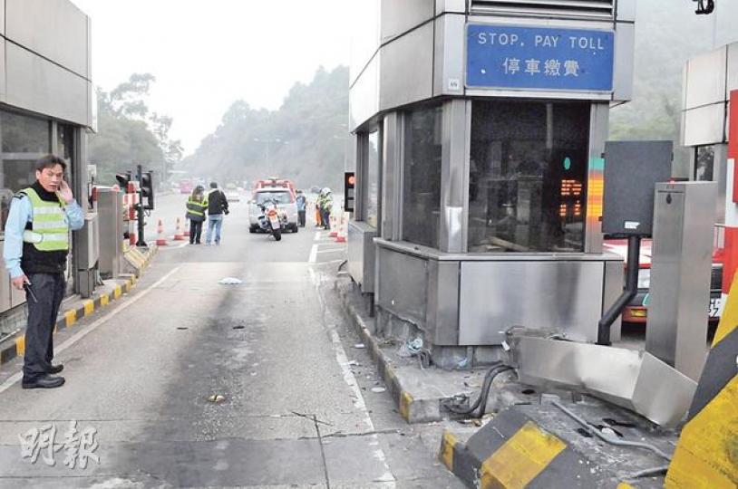 七人車疑因司機醉駕昨晨猛撞向獅隧消費亭,幸亭外有鐵欄及其他保護物,亭內職員未有受傷。(蔡方山攝) 七人車疑因司機醉駕昨晨猛撞向獅隧消費亭,幸亭外有鐵欄及其他保護物,亭內職員未有受傷。(蔡方山攝)