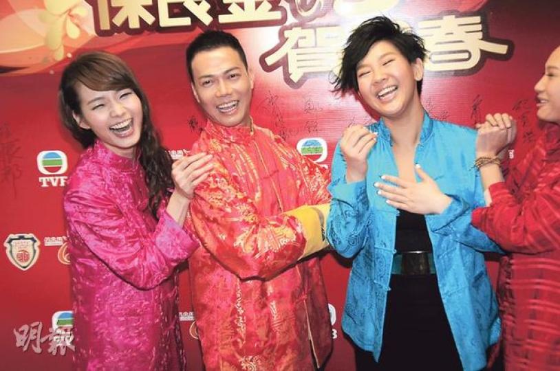呂慧儀(左起)、謝天華、鄭欣宜錄影賀年節目,他們互相講笑炮製歡樂氣氛。(攝影/記者:梁榮達) 呂慧儀(左起)、謝天華、鄭欣宜錄影賀年節目,他們互相講笑炮製歡樂氣氛。(攝影/記者:梁榮達)