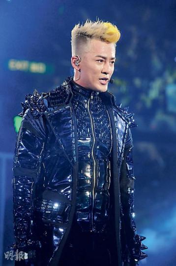 林峯即使跳得滿頭大汗,但仍不忘Chok樣。(攝影:孫華中)吳千語低調地入場仍被認出。(攝影:孫華中)林峯身穿全黑Cyber戰衣登場,型爆!(攝影:孫華中)林峯經常有意無意向着吳千語的位置唱情歌。(攝影:孫華中) 林峯即使跳得滿頭大汗,但仍不忘Chok樣。(攝影:孫華中)吳千語低調地入場仍被認出。(攝影:孫華中)林峯身穿全黑Cyber戰衣登場,型爆!(攝影:孫華中)林峯經常有意無意向着吳千語的位置唱情歌。(攝影:孫華中)