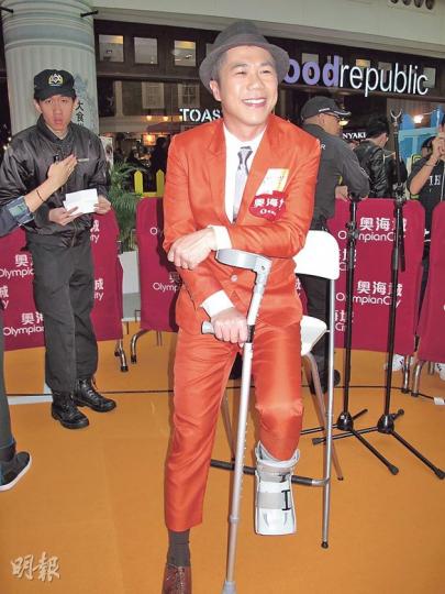 藍奕邦認為若RubberBand加盟成同門是好事。(攝影/記者:林蘊兒)RubberBand成員泥鯭撐拐杖現身,幸好沒影響工作。(攝影/記者:林蘊兒) 藍奕邦認為若RubberBand加盟成同門是好事。(攝影/記者:林蘊兒)RubberBand成員泥鯭撐拐杖現身,幸好沒影響工作。(攝影/記者:林蘊兒)