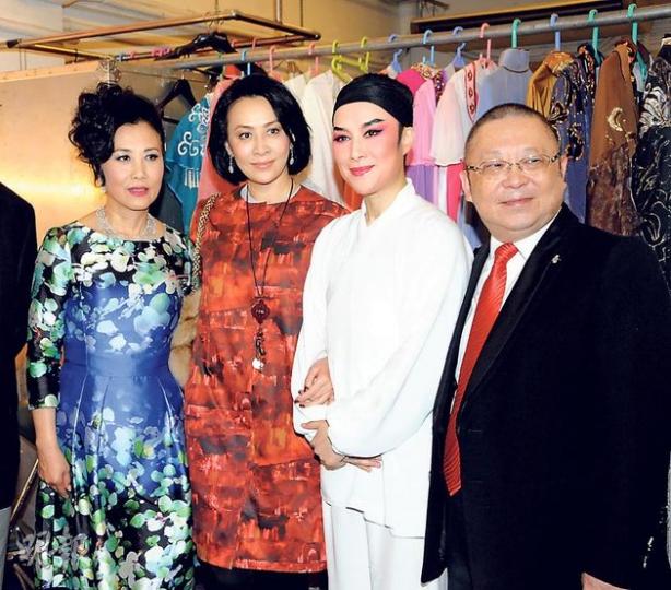 汪明荃、劉嘉玲、李居明(右一),對著名越劇表演藝術家茅威濤(中)演出讚不絕口。(攝影﹕孫華中)劉嘉玲自小對上海越劇有情意結,前晚為小百花劇團演出大力拍手掌捧場。(攝影﹕孫華中) 汪明荃、劉嘉玲、李居明(右一),對著名越劇表演藝術家茅威濤(中)演出讚不絕口。(攝影﹕孫華中)劉嘉玲自小對上海越劇有情意結,前晚為小百花劇團演出大力拍手掌捧場。(攝影﹕孫華中)