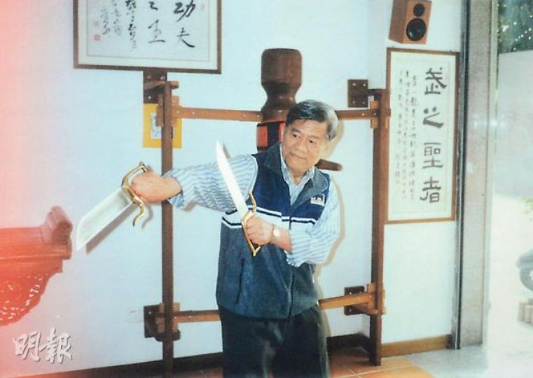胡鎮南詠春師傅(陳淑安翻攝)胡師傅與陳志文師叔(右),在順德的李小龍館遊玩。八斬刀是正式的,胡師傅手上的棍則是順手找來擺姿勢,不是六點半棍。師母羅慕如說,胡師傅非常敬重黃淳樑師父,每逢穿長袖恤衫,都會跟黃一樣將袖摺高兩下,「佢一定要係兩下的,摺多摺少都不肯。」(陳淑安翻攝)桃李滿門 師徒一家--胡師傅的徒弟,看上去都斯文低調,不像很會打的樣子,但訪問剛告一段落,一邊在跟攝記商量怎樣拍照,另一邊的師兄弟已忍不住切磋起來。坦白說,功夫好不好,筆者不懂看,但能讓一眾徒弟們異口同聲的感念、又關愛尊重師母 胡鎮南詠春師傅(陳淑安翻攝)胡師傅與陳志文師叔(右),在順德的李小龍館遊玩。八斬刀是正式的,胡師傅手上的棍則是順手找來擺姿勢,不是六點半棍。師母羅慕如說,胡師傅非常敬重黃淳樑師父,每逢穿長袖恤衫,都會跟黃一樣將袖摺高兩下,「佢一定要係兩下的,摺多摺少都不肯。」(陳淑安翻攝)桃李滿門 師徒一家--胡師傅的徒弟,看上去都斯文低調,不像很會打的樣子,但訪問剛告一段落,一邊在跟攝記商量怎樣拍照,另一邊的師兄弟已忍不住切磋起來。坦白說,功夫好不好,筆者不懂看,但能讓一眾徒弟們異口同聲的感念、又關愛尊重師母