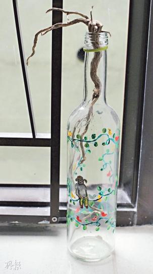 (饒雙宜攝)Dora之前住的地方,窗前是一大片綠蔭,中間有瓦頂屋點綴,某天突然有架剷泥車將樹都剷光。她為此難過,「那些樹都有生命的,卻一下子就被消滅,激發我做了森林系列」。樽內的樹枝都在島上拾來。(饒雙宜攝)在酒樽作畫,Dora會考慮酒樽的形態,配對相應題材,如四四方方的,形狀似唐樓。(饒雙宜攝)圓滾滾往上尖起的酒樽似包山,包上面還有發人深省的詞語。(饒雙宜攝)(饒雙宜攝)Dora畫作的題材,完全取決於那段時期接觸什麼。(饒雙宜攝)在酒樽上貼上小公仔,加上象徵圖案,就賦予畫作深層意義。(饒雙宜攝 (饒雙宜攝)Dora之前住的地方,窗前是一大片綠蔭,中間有瓦頂屋點綴,某天突然有架剷泥車將樹都剷光。她為此難過,「那些樹都有生命的,卻一下子就被消滅,激發我做了森林系列」。樽內的樹枝都在島上拾來。(饒雙宜攝)在酒樽作畫,Dora會考慮酒樽的形態,配對相應題材,如四四方方的,形狀似唐樓。(饒雙宜攝)圓滾滾往上尖起的酒樽似包山,包上面還有發人深省的詞語。(饒雙宜攝)(饒雙宜攝)Dora畫作的題材,完全取決於那段時期接觸什麼。(饒雙宜攝)在酒樽上貼上小公仔,加上象徵圖案,就賦予畫作深層意義。(饒雙宜攝
