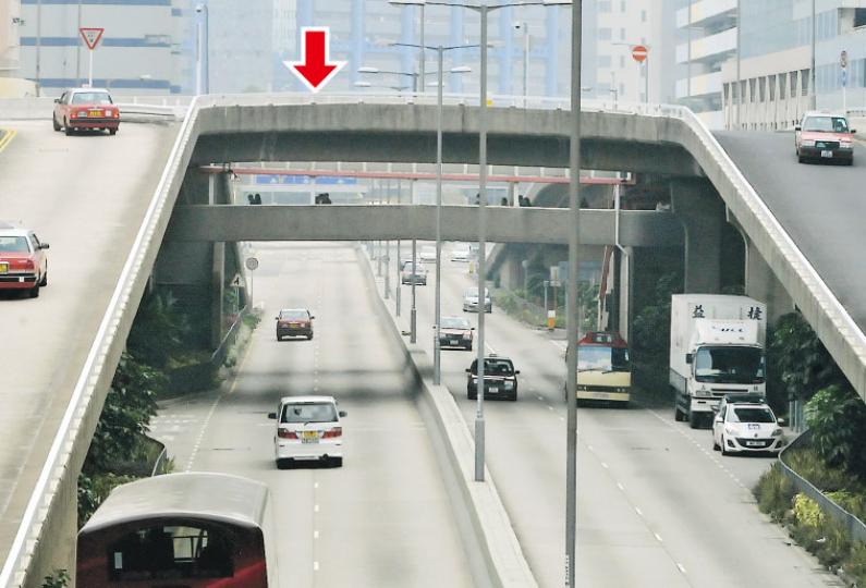 發生懷疑自殺男子跳橋的德福花園對開行車天橋,橫跨偉業街4條行車線,死者疑於圖中箭嘴位置躍下。(林智傑攝) 發生懷疑自殺男子跳橋的德福花園對開行車天橋,橫跨偉業街4條行車線,死者疑於圖中箭嘴位置躍下。(林智傑攝)