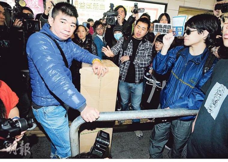 「香港自治運動」昨發起圍堵奶粉水貨客,但多次「殺錯良民」,港人吳先生(左)及內地來港的弟弟(中)本欲把剛購得的大型燈具運走,但被誤當水貨客,雙方擾攘逾15分鐘,最後由警方到場調停。(尹錦恩攝)觀塘街坊林太(圖)的1歲半幼子本來飲用較受歡迎的美素佳兒奶粉,她為尋一罐奶粉需在其他區四處張羅,上月起轉用較便宜及貨源充足的惠氏牌,現在因「不用再撲奶粉」而心情輕鬆。(尹錦恩攝) 「香港自治運動」昨發起圍堵奶粉水貨客,但多次「殺錯良民」,港人吳先生(左)及內地來港的弟弟(中)本欲把剛購得的大型燈具運走,但被誤當水貨客,雙方擾攘逾15分鐘,最後由警方到場調停。(尹錦恩攝)觀塘街坊林太(圖)的1歲半幼子本來飲用較受歡迎的美素佳兒奶粉,她為尋一罐奶粉需在其他區四處張羅,上月起轉用較便宜及貨源充足的惠氏牌,現在因「不用再撲奶粉」而心情輕鬆。(尹錦恩攝)