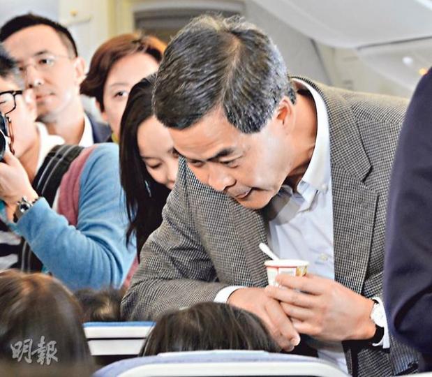 特首梁振英(前)同基層兒童搭飛機,但喺全程90分鐘內,佢同市民交流只有約10分鐘。圖為CY食住雪糕,與學生喺機艙傾談。(丁灝嵐攝)82個基層家庭噚日獲邀免費搭飛機,下機前更開心同記者說再見。(丁灝嵐攝) 特首梁振英(前)同基層兒童搭飛機,但喺全程90分鐘內,佢同市民交流只有約10分鐘。圖為CY食住雪糕,與學生喺機艙傾談。(丁灝嵐攝)82個基層家庭噚日獲邀免費搭飛機,下機前更開心同記者說再見。(丁灝嵐攝)