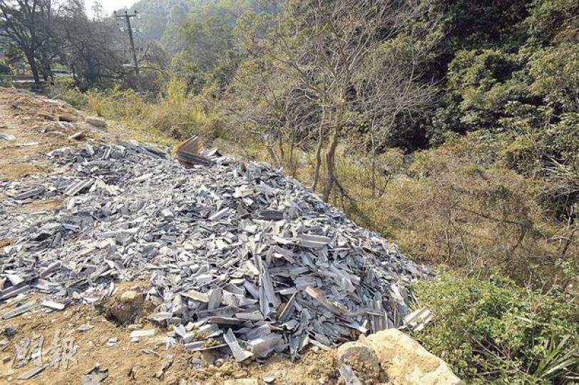 大量石棉的建築廢料被堆放川龍村荒地上,香港昆蟲學會會長饒戈指這些廢料近兩星期才出現,擔心石棉塵一旦被風吹起,將危害附近村民健康。(葉家豪攝)在關注環境人士及傳媒查詢川龍馬塘村傾倒泥頭情况後,該幅地段的官地範圍終被鐵絲網圍封,以免有人再倒泥。(尹錦恩攝) 大量石棉的建築廢料被堆放川龍村荒地上,香港昆蟲學會會長饒戈指這些廢料近兩星期才出現,擔心石棉塵一旦被風吹起,將危害附近村民健康。(葉家豪攝)在關注環境人士及傳媒查詢川龍馬塘村傾倒泥頭情况後,該幅地段的官地範圍終被鐵絲網圍封,以免有人再倒泥。(尹錦恩攝)