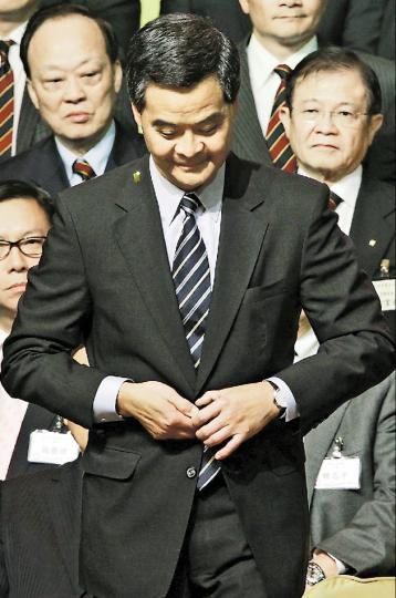 特首梁振英(前)昨出席中華出入口商會會董就職禮,本來他在典禮後要到尖沙嘴另一酒會任主禮嘉賓,但他在典禮後沒有立刻離去,其間傳出廉署已決定對他展開調查,梁振英在典禮後逗留約半小時,其後主動向在場傳媒發表講話,但沒有回應提問。(李澤彤攝)廉政專員白韞六昨出席立法會會議,強調處理投訴會無畏無懼,上任至今沒有感受到被人施壓,即使廉署處理涉及特首的投訴,亦會一視同仁。(余俊亮攝) 特首梁振英(前)昨出席中華出入口商會會董就職禮,本來他在典禮後要到尖沙嘴另一酒會任主禮嘉賓,但他在典禮後沒有立刻離去,其間傳出廉署已決定對他展開調查,梁振英在典禮後逗留約半小時,其後主動向在場傳媒發表講話,但沒有回應提問。(李澤彤攝)廉政專員白韞六昨出席立法會會議,強調處理投訴會無畏無懼,上任至今沒有感受到被人施壓,即使廉署處理涉及特首的投訴,亦會一視同仁。(余俊亮攝)