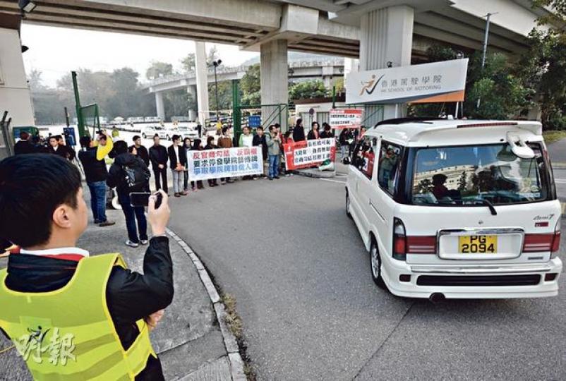 本月初被解僱的兩名教車師傅昨聯同社民連及民主黨等約30人,到沙田駕駛學院門外一字排開,又用私家車堵塞學院出入口,要求即時復職。(盧翊銘攝) 本月初被解僱的兩名教車師傅昨聯同社民連及民主黨等約30人,到沙田駕駛學院門外一字排開,又用私家車堵塞學院出入口,要求即時復職。(盧翊銘攝)