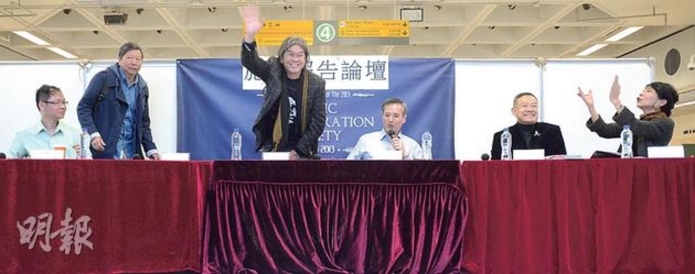 城大噚日舉行施政報告論壇，本來劉夢熊有受邀請，但係佢稱病缺席，其他嘉賓包括民主黨蔡耀昌（左起）、工黨李卓人、社民連梁國雄、主持謝志峰、獨立謝偉俊同公民黨毛孟靜。（余俊亮攝）