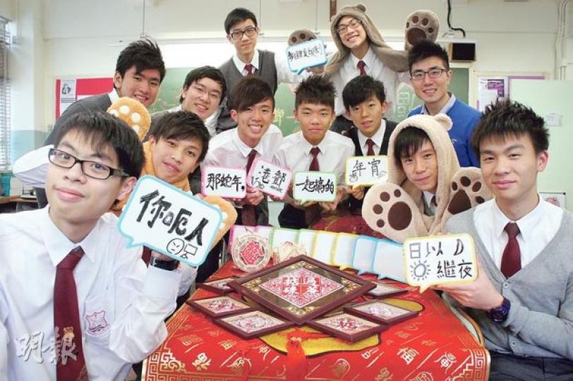 香港鄧鏡波書院第二年參展維園年宵，眾師生以「那蛇年，港鄧一起搞的年宵」為攤檔名稱，響應去年台灣電影《那些年》熱潮，屆時亦將力銷政治金句「錄音留言板」、自家設計「潮語剪紙」，另有動物頸巾等產品。（梁杏怡攝）（明報製圖）