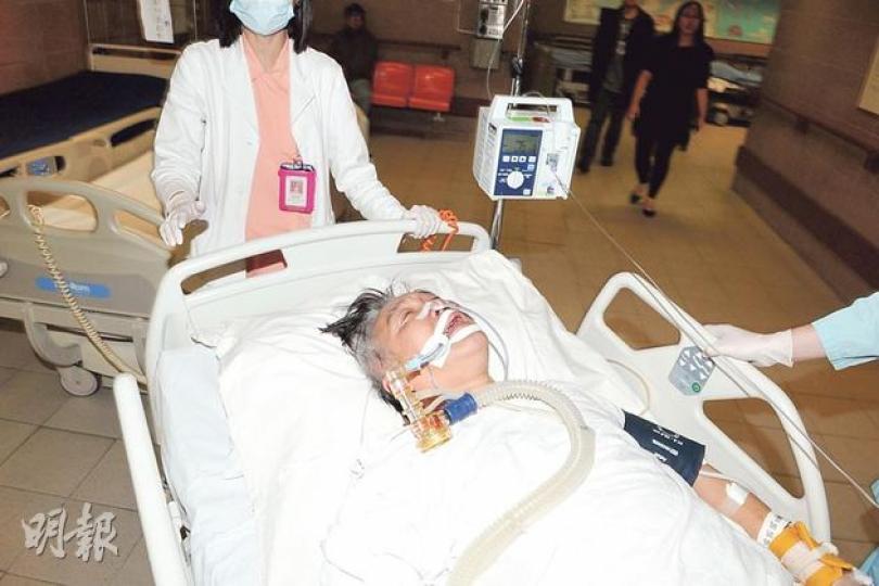 有糖尿病及心臟病的57歲客貨車司機昨疑因病發,發生輕微交通意外後昏厥,送院後情况危殆,意外令人關注事主是否涉向運輸署隱瞞患病紀錄。(衛永康攝) 有糖尿病及心臟病的57歲客貨車司機昨疑因病發,發生輕微交通意外後昏厥,送院後情况危殆,意外令人關注事主是否涉向運輸署隱瞞患病紀錄。(衛永康攝)