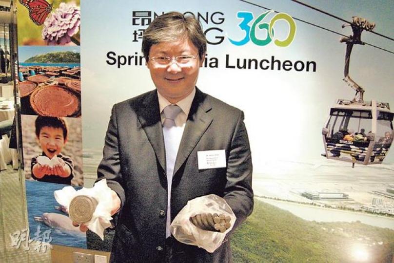因要更換一段牽引纜,昂坪360今年會短暫停駛,董事總經理邵信明拿着的,分別是牽引纜(右)及導軌纜(左)。(林景輝攝)(明報製圖) 因要更換一段牽引纜,昂坪360今年會短暫停駛,董事總經理邵信明拿着的,分別是牽引纜(右)及導軌纜(左)。(林景輝攝)(明報製圖)