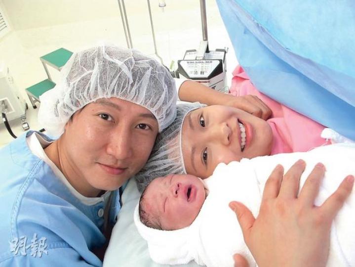 38歲的洪天明與29歲的周家蔚做爸爸媽媽了，天明將妻兒抱緊，一家三口好幸福。（攝影/記者﹕林祖傑、李維隆）剛出世的TJ臉圓圓、眼腫腫、頭髮又多，跟爺爺洪金寶似餅印。TJ的預產期原本是2月5日，因頭太大故提早開刀。（攝影/記者﹕林祖傑、李維隆）洪金寶做爺爺好興奮，開玩笑叫孫兒「洪大爺」。（攝影/記者﹕林祖傑、李維隆）洪金寶與太太高麗虹睇孫仔後，由天明陪伴離開。（攝影/記者﹕林祖傑、李維隆）洪天明晨早送老婆周家蔚入院待產。（攝影/記者﹕林祖傑、李維隆）謝霆鋒在洪天明與周家蔚榮升父母前，相約他們與伍允