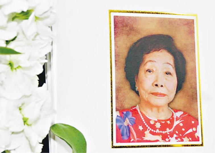 林百欣元配夫人林賴元芳女士享年103歲，離世前已無遺憾。（攝影：梁迺楠）余寶珠傷痛得要林建康及媳婦攙扶離開。（攝影：梁迺楠）靈堂以白色佈置為主，簡潔莊嚴。（攝影：梁迺楠）林建岳希望林老太一路好走。（攝影：梁迺楠）林建岳前妻謝玲玲送別林老太。（攝影：梁迺楠）林建岳的緋聞女友Michelle一直低頭迴避鏡頭。（攝影：梁迺楠）林建名在女兒陪同下接受訪問，勉強保持笑容。（攝影：梁迺楠）