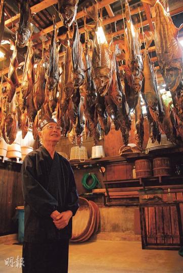 味匠喜っ川的吉川哲鮏(圖)醃製鮭魚已有60多年,他戴的帽子還印了他的名字。(郭瑋瑋攝)味匠喜っ川的店舖有百多年歷史,是典型的町屋建築。(郭瑋瑋攝)早撰堂的茶之間按傳統把佛壇神壇架高,讓神明永遠在人之上。(郭瑋瑋攝)在早撰堂的菓子箱上,陳列了一個個糕點模具裝飾。(郭瑋瑋攝)味匠喜っ川有售廿多種鮭魚產品,如這款以低溫熟成的「鮭之生ham」(840日圓,約74港元)。(郭瑋瑋攝)村上巿街道上的水渠蓋,都有鮭魚圖案。(郭瑋瑋攝)記者到訪時正值屏風展期,味匠喜っ川也展示了古雅的屏風。(郭瑋瑋攝)茶店富士美 味匠喜っ川的吉川哲鮏(圖)醃製鮭魚已有60多年,他戴的帽子還印了他的名字。(郭瑋瑋攝)味匠喜っ川的店舖有百多年歷史,是典型的町屋建築。(郭瑋瑋攝)早撰堂的茶之間按傳統把佛壇神壇架高,讓神明永遠在人之上。(郭瑋瑋攝)在早撰堂的菓子箱上,陳列了一個個糕點模具裝飾。(郭瑋瑋攝)味匠喜っ川有售廿多種鮭魚產品,如這款以低溫熟成的「鮭之生ham」(840日圓,約74港元)。(郭瑋瑋攝)村上巿街道上的水渠蓋,都有鮭魚圖案。(郭瑋瑋攝)記者到訪時正值屏風展期,味匠喜っ川也展示了古雅的屏風。(郭瑋瑋攝)茶店富士美