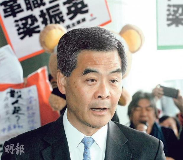 特首梁振英昨晨出席行政會議,停下腳步主動向等候記者發言,但只談奶粉供應,沒回應劉夢熊事件。社民連成員樂於做「布景板」抗議,在梁背後高舉「熊」公仔,指他有誠信問題應辭職。(李紹昌攝) 特首梁振英昨晨出席行政會議,停下腳步主動向等候記者發言,但只談奶粉供應,沒回應劉夢熊事件。社民連成員樂於做「布景板」抗議,在梁背後高舉「熊」公仔,指他有誠信問題應辭職。(李紹昌攝)