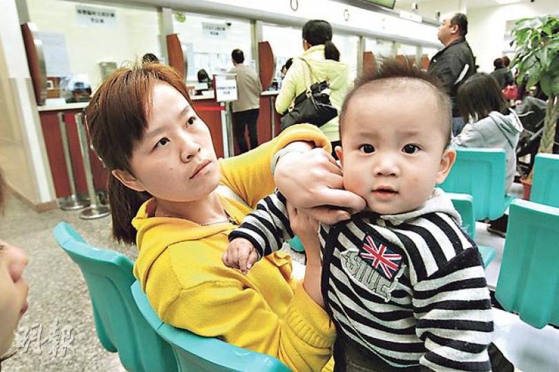 澳門市民莊太近月頻頻為吃美贊臣奶粉的兒子「撲奶」,她大讚澳門政府迅速推出措施,讓媽媽安心。(郭慶輝攝)余太與兒子均為澳門人,但居於內地。她稱信不過內地奶粉,每月返澳門補給,昨順道登記母嬰臨時支援計劃。(郭慶輝攝) 澳門市民莊太近月頻頻為吃美贊臣奶粉的兒子「撲奶」,她大讚澳門政府迅速推出措施,讓媽媽安心。(郭慶輝攝)余太與兒子均為澳門人,但居於內地。她稱信不過內地奶粉,每月返澳門補給,昨順道登記母嬰臨時支援計劃。(郭慶輝攝)