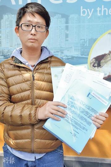 裁判官指死者兒子王冰蕓無說清發現紗布的垃圾桶是距離何處逾10米。無律師代表的他在庭外回應,開審前1個月已向裁判官呈上此案文件,有圖則交代距離。他說,平民如他不熟悉法律程序,若裁判官認為這是關鍵,應在他作證期間提出。(葉家豪攝) 裁判官指死者兒子王冰蕓無說清發現紗布的垃圾桶是距離何處逾10米。無律師代表的他在庭外回應,開審前1個月已向裁判官呈上此案文件,有圖則交代距離。他說,平民如他不熟悉法律程序,若裁判官認為這是關鍵,應在他作證期間提出。(葉家豪攝)