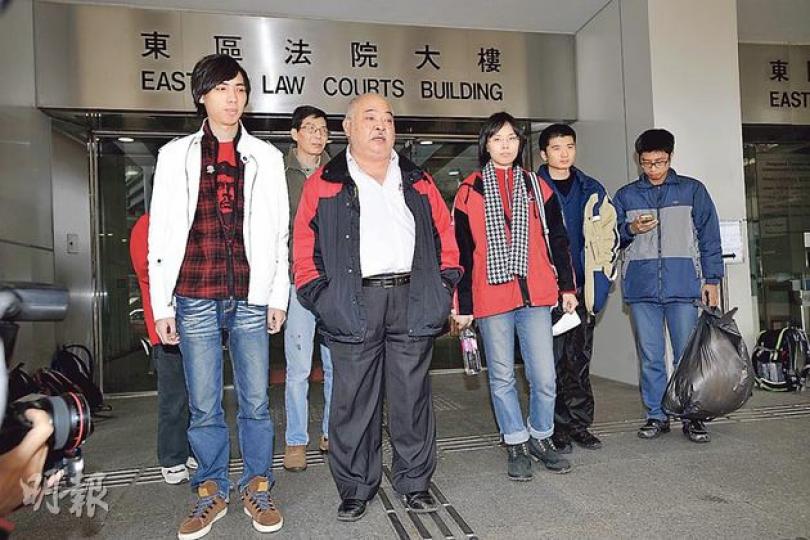 社民連成員嚴敏華(右三)去年七一遊行期間咬傷女警長,昨被判襲警罪成。到庭支持她的社民連成員曾健成(右四)在庭外指案件是政治檢控,是「以法律作鎮壓的武器」,更質問「4個(警員)夾着她(被告)也可以咬到人?」 (葉家豪攝) 社民連成員嚴敏華(右三)去年七一遊行期間咬傷女警長,昨被判襲警罪成。到庭支持她的社民連成員曾健成(右四)在庭外指案件是政治檢控,是「以法律作鎮壓的武器」,更質問「4個(警員)夾着她(被告)也可以咬到人?」 (葉家豪攝)