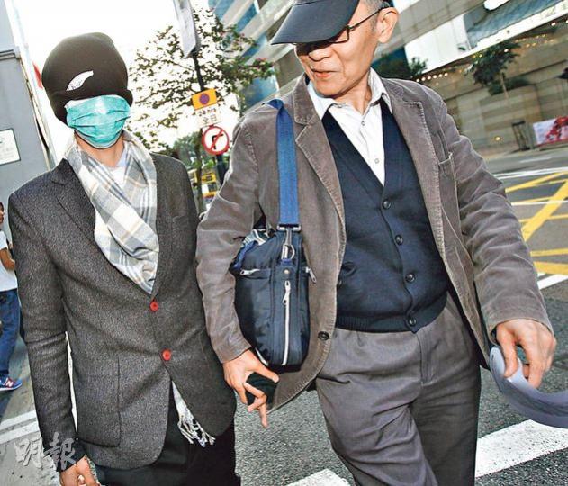 涉嫌於社交網站facebook引誘女童援交的IVE學生馬德健(左),昨到灣仔區域法院受審,其間一直表現緊張。(李紹昌攝) 涉嫌於社交網站facebook引誘女童援交的IVE學生馬德健(左),昨到灣仔區域法院受審,其間一直表現緊張。(李紹昌攝)