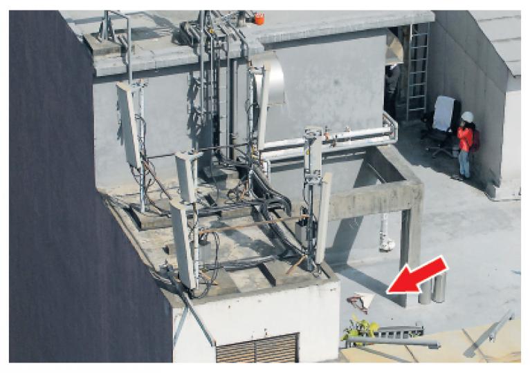 維修技工在中環德輔道中127號商廈天台,於圖中有天台設施上維修時跌在天台地面,現場遺下一灘血漬(箭嘴示)。(鍾炳然攝) 維修技工在中環德輔道中127號商廈天台,於圖中有天台設施上維修時跌在天台地面,現場遺下一灘血漬(箭嘴示)。(鍾炳然攝)