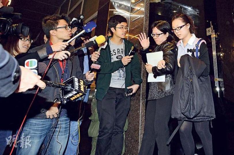 嘉諾撒聖心商學書院昨晚舉辦家長會,記者雖未能進入會場,但在場外可清晰聽到家長激動發言。有家長表示書院若因收生不足停辦,願接受校方調整學費,務求女兒原校畢業,校方對此未正面回應,僅表示一周內再交代。(鄧宗弘攝)百年老校嘉諾撒聖心商學書院宣告停辦,校長羅婉明修女昨午向學生解釋,堅決結束學校是為「確保學生有更好學習環境」,強調多辦一年已不可能做到。(李澤彤攝) 嘉諾撒聖心商學書院昨晚舉辦家長會,記者雖未能進入會場,但在場外可清晰聽到家長激動發言。有家長表示書院若因收生不足停辦,願接受校方調整學費,務求女兒原校畢業,校方對此未正面回應,僅表示一周內再交代。(鄧宗弘攝)百年老校嘉諾撒聖心商學書院宣告停辦,校長羅婉明修女昨午向學生解釋,堅決結束學校是為「確保學生有更好學習環境」,強調多辦一年已不可能做到。(李澤彤攝)