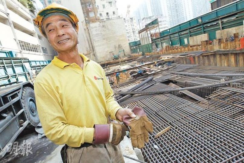 本身為紮鐵工人的建築地盤職工總會理事黃惠民,形容現時不是工人不足,而是人手錯配,應加強培訓雜項工人,不應輸入外勞。(李紹昌攝) 本身為紮鐵工人的建築地盤職工總會理事黃惠民,形容現時不是工人不足,而是人手錯配,應加強培訓雜項工人,不應輸入外勞。(李紹昌攝)