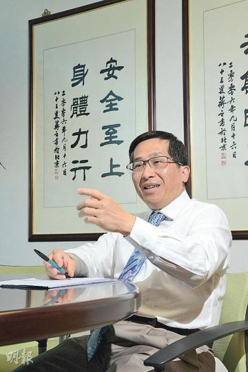 香港建造商會會長何安誠指出,香港現時的建築工人生產力不及1997年,未來除了應考慮輸入外勞,還應多採用預製組件。(陳淑安攝) 香港建造商會會長何安誠指出,香港現時的建築工人生產力不及1997年,未來除了應考慮輸入外勞,還應多採用預製組件。(陳淑安攝)