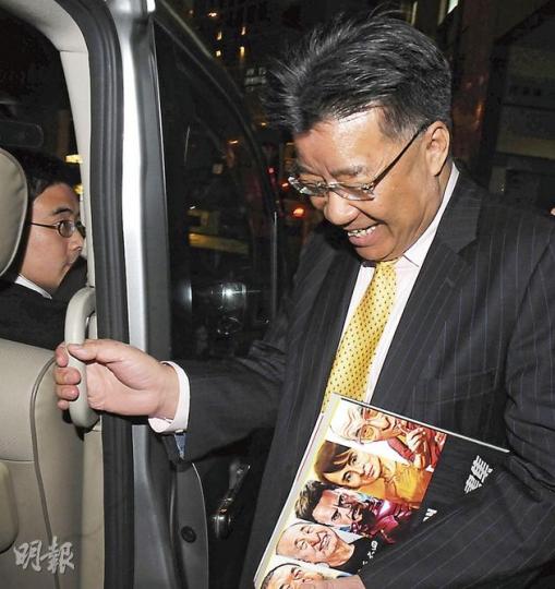 全國政協委員劉夢熊昨晚離開辦公室時,走停車場秘道避開記者,他離開時手持漫畫家Cuson的政治人物畫集,封面有達賴喇嘛、昂山素姬、司徒華和艾未未等人物的卡通肖像。(劉焌陶攝)東方明珠主席黃煜坤(別名黃坤)昨到東方明珠在中環的辦公室,約下午4時半離去,對廉署調查和劉夢熊言論等問題均不作回應。(劉焌陶攝) 全國政協委員劉夢熊昨晚離開辦公室時,走停車場秘道避開記者,他離開時手持漫畫家Cuson的政治人物畫集,封面有達賴喇嘛、昂山素姬、司徒華和艾未未等人物的卡通肖像。(劉焌陶攝)東方明珠主席黃煜坤(別名黃坤)昨到東方明珠在中環的辦公室,約下午4時半離去,對廉署調查和劉夢熊言論等問題均不作回應。(劉焌陶攝)