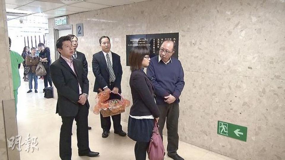 駕駛學院行政總裁梁盈鈞(持果籃者)昨與駕院高層到瑪嘉烈探望因車禍重傷的學院前教車師傅馬偉雄,表示對馬偉雄的不幸感難過,學院除已準備5萬元體恤金,並決定無條件讓原已被學院解僱的馬偉雄及何德明復職。(林智傑攝) 駕駛學院行政總裁梁盈鈞(持果籃者)昨與駕院高層到瑪嘉烈探望因車禍重傷的學院前教車師傅馬偉雄,表示對馬偉雄的不幸感難過,學院除已準備5萬元體恤金,並決定無條件讓原已被學院解僱的馬偉雄及何德明復職。(林智傑攝)
