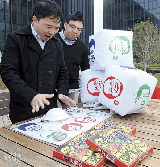 民主黨胡志偉(左)噚日玩「鬥快落台魚蝦蟹」時扮莊家似模似樣,大家屆時去到民主黨嘅攤位時,仲可以用圖右方嗰啲巨型骰仔試玩。(劉焌陶攝)民主黨今年亦推出一件啱晒新年著嘅紅色「輸都變贏」Tee,明顯係向走入官場嘅立選落敗人劉江華「致敬」。圖為創意媒體部長黎敬瑋。(劉焌陶攝) 民主黨胡志偉(左)噚日玩「鬥快落台魚蝦蟹」時扮莊家似模似樣,大家屆時去到民主黨嘅攤位時,仲可以用圖右方嗰啲巨型骰仔試玩。(劉焌陶攝)民主黨今年亦推出一件啱晒新年著嘅紅色「輸都變贏」Tee,明顯係向走入官場嘅立選落敗人劉江華「致敬」。圖為創意媒體部長黎敬瑋。(劉焌陶攝)