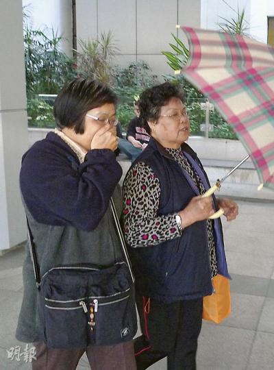 麥玉琼(右)表示,老伴黃華偉生前口頭表明把遺產交給她,她說與黃一直互相關顧,「仆心仆命服侍佢」,從沒考慮另立文件處理遺產。(何偉畧攝)麥玉琼表示,老伴黃華偉曾說,其親兒黃德勝(圖)游手好閒,每次來訪都吵架收場,黃華偉病重時更着她換掉門鎖,以免黃德勝入屋。(何偉畧攝) 麥玉琼(右)表示,老伴黃華偉生前口頭表明把遺產交給她,她說與黃一直互相關顧,「仆心仆命服侍佢」,從沒考慮另立文件處理遺產。(何偉畧攝)麥玉琼表示,老伴黃華偉曾說,其親兒黃德勝(圖)游手好閒,每次來訪都吵架收場,黃華偉病重時更着她換掉門鎖,以免黃德勝入屋。(何偉畧攝)