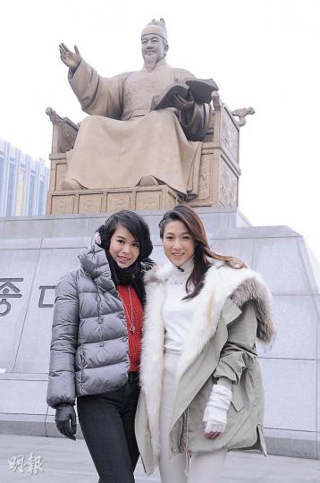 胡杏兒與鍾嘉欣不忘在景點拍照留念。(攝影/記者:林祖傑)胡杏兒與鍾嘉欣合力樁年糕。(攝影/記者:林祖傑)韓國男士大讚鍾嘉欣炮製的年糕好味。(攝影/記者:林祖傑) 胡杏兒與鍾嘉欣不忘在景點拍照留念。(攝影/記者:林祖傑)胡杏兒與鍾嘉欣合力樁年糕。(攝影/記者:林祖傑)韓國男士大讚鍾嘉欣炮製的年糕好味。(攝影/記者:林祖傑)