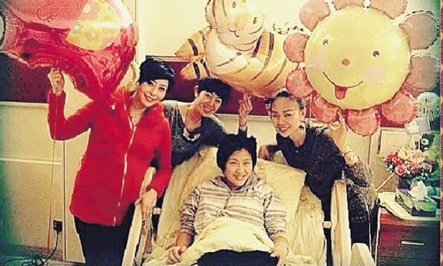 湯盈盈(左起)、梁靖琪、周家蔚、鍾麗淇將房間變成兒童樂園。(微博圖片) 湯盈盈(左起)、梁靖琪、周家蔚、鍾麗淇將房間變成兒童樂園。(微博圖片)
