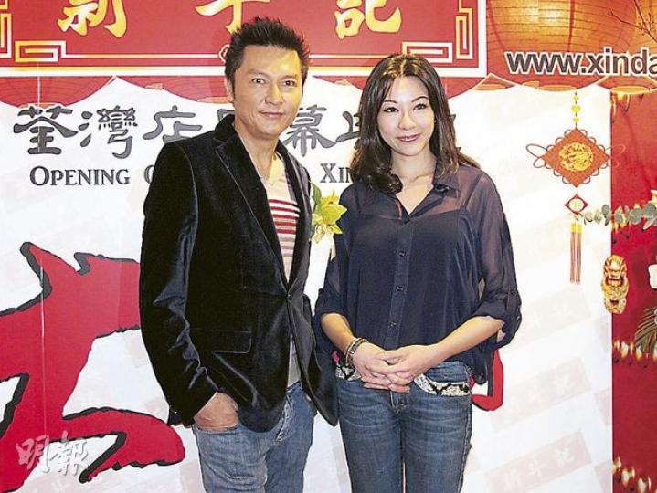 關禮傑與陸詩韻昨日為食肆主持開幕禮。(攝影/記者﹕鍾一虹) 關禮傑與陸詩韻昨日為食肆主持開幕禮。(攝影/記者﹕鍾一虹)