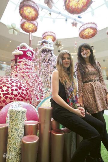 Lauren(左)和Keighley(右)是Liberty Art Fabrics的設計師,整個團隊每年兩季分別推出新的印花圖案,亦會不定期跟藝術家、音樂人、室內設計師等單位合作。(林俊源攝)兩個設計師不約而同最喜歡Mauvey的印花圖案。此印花圖案以立體印刷在利市封上,令花朵變得更有生命力。(林俊源攝) Lauren(左)和Keighley(右)是Liberty Art Fabrics的設計師,整個團隊每年兩季分別推出新的印花圖案,亦會不定期跟藝術家、音樂人、室內設計師等單位合作。(林俊源攝)兩個設計師不約而同最喜歡Mauvey的印花圖案。此印花圖案以立體印刷在利市封上,令花朵變得更有生命力。(林俊源攝)
