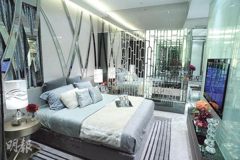 新地元朗Residence譽88的示範單位正式曝光,圖為實用面積934方呎單位(建築1186方呎)的主人套房,連浴室佔地約190方呎,單位實用率介乎79%至80%。(劉焌陶攝)譽88實用面積為934方呎大單位(建築1186方呎)的示範單位,客飯廳面積約210方呎,單位樓層高度逾10呎。另新地昨日亦已向地產代理發出銷售委託書。 (劉焌陶攝) 新地元朗Residence譽88的示範單位正式曝光,圖為實用面積934方呎單位(建築1186方呎)的主人套房,連浴室佔地約190方呎,單位實用率介乎79%至80%。(劉焌陶攝)譽88實用面積為934方呎大單位(建築1186方呎)的示範單位,客飯廳面積約210方呎,單位樓層高度逾10呎。另新地昨日亦已向地產代理發出銷售委託書。 (劉焌陶攝)