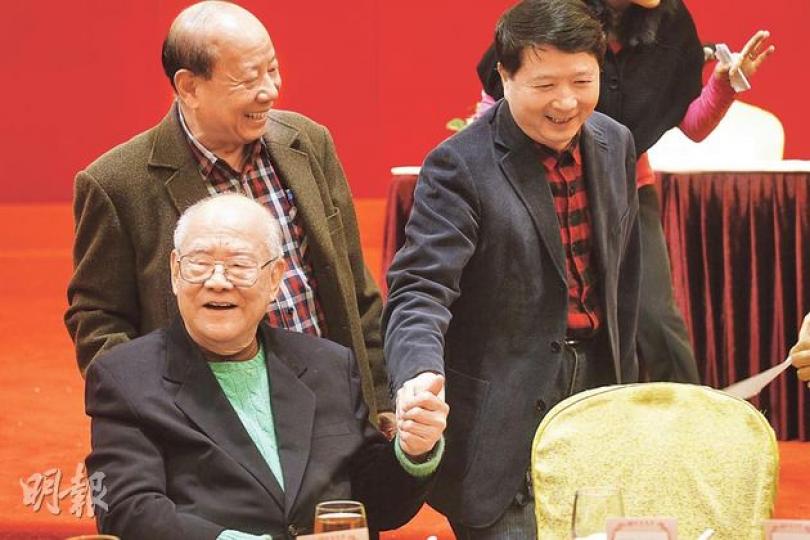 前港區全國人大代表吳康民(前左)認為,劉夢熊指控梁振英一事不會對梁造成太大傷害,形容劉並非「深水炸彈」,只是「綁着炸彈自殺」。右為中聯辦宣傳文體部長郝鐵川。(李紹昌攝) 前港區全國人大代表吳康民(前左)認為,劉夢熊指控梁振英一事不會對梁造成太大傷害,形容劉並非「深水炸彈」,只是「綁着炸彈自殺」。右為中聯辦宣傳文體部長郝鐵川。(李紹昌攝)