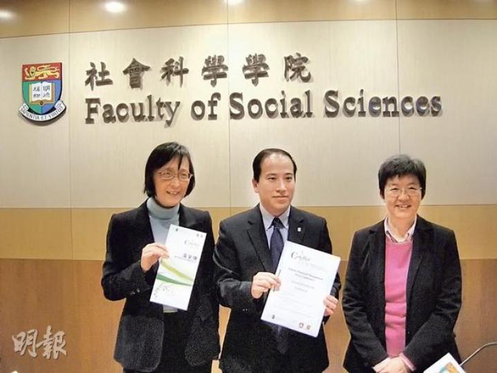 賽馬會流金頌計劃贊助的「長者財務管理」研究，昨由負責研究的中大醫學院教授胡令芳（左）及港大社會科學學院副院長崔永康博士（中），連同城大法律學院助理教授王玉珍（右），講解長者管理財務時遇到的困難及建議。（黃建邦攝）