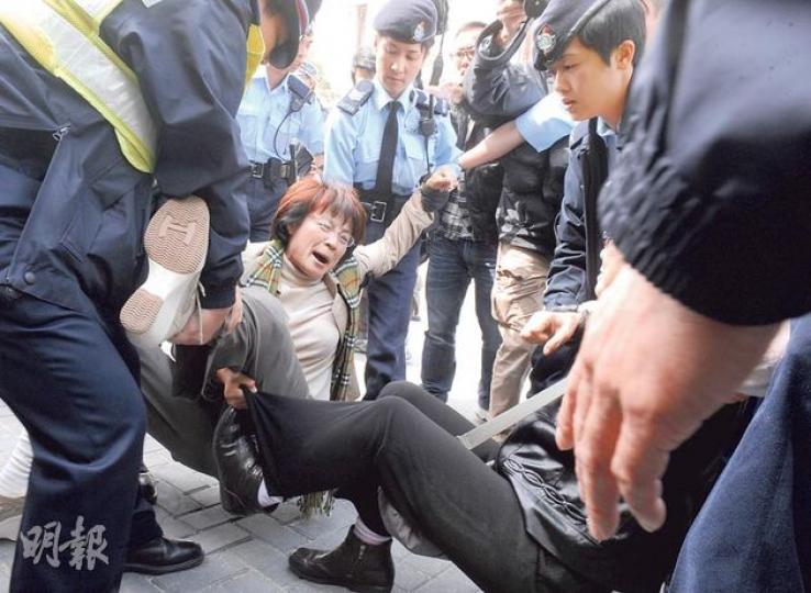 梁振英出席港交所數據中心開幕,約20名將軍澳居民請願,要求CY收請願信但被拒,於是喺數據中心門口靜坐,令CY座駕被困停車場15分鐘。區議員方國珊(中)同一名80多歲婆婆坐地示威,被警方要求離開,仲企圖將二人抬走。方突然情緒激動,抱緊婆婆哭呼「你哋係咪人嚟㗎」、「婆婆暈咗呀」,場面混亂。(劉焌陶攝) 梁振英出席港交所數據中心開幕,約20名將軍澳居民請願,要求CY收請願信但被拒,於是喺數據中心門口靜坐,令CY座駕被困停車場15分鐘。區議員方國珊(中)同一名80多歲婆婆坐地示威,被警方要求離開,仲企圖將二人抬走。方突然情緒激動,抱緊婆婆哭呼「你哋係咪人嚟㗎」、「婆婆暈咗呀」,場面混亂。(劉焌陶攝)