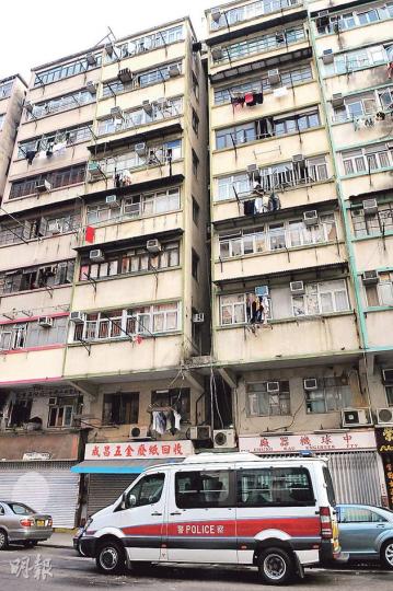 一名尼泊爾婦人昨晨從圖中深水埗大廈跳樓,跌落平台身亡。(蔡方山攝) 一名尼泊爾婦人昨晨從圖中深水埗大廈跳樓,跌落平台身亡。(蔡方山攝)