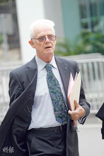 澳洲海事專家Neville Armstrong第4日為海難研訊作供,他指出,南丫四號的緊急電池與主電池同放於底層引擎室,一旦引擎室起火或發生其他意外,會令船喪失所有電力。(李紹昌攝) 澳洲海事專家Neville Armstrong第4日為海難研訊作供,他指出,南丫四號的緊急電池與主電池同放於底層引擎室,一旦引擎室起火或發生其他意外,會令船喪失所有電力。(李紹昌攝)